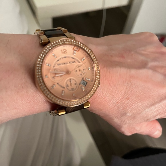 Michael Kors Chronograph Parker
Rose Gold-tone Tortoise Acrylic
Watch MK5538 - Picture 4 of 7